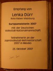 Grossansicht in neuem Fenster: Goldenes Buch der Stadt Vilsbiburg: Eintrag Lenka Dürr, Rote Raben Vilsbiburg, 23.10.2007