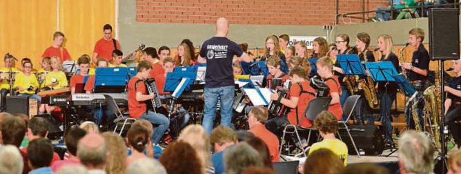 Grossansicht in neuem Fenster: Rund 50 Musiker aus verschiedenen Musikschul-Ensembles bildeten das Projektorchester.