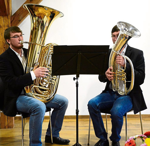 Grossansicht in neuem Fenster: Josef Steckenbiller und Sebastian Rieder zeigten, was ihr Instrument, die Tuba, kann.