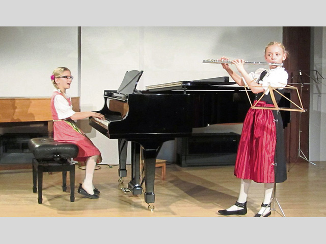 Aurelia vonRoennebeck auf der Querflöte zusammen mit Julia Röhrl am Klavier sind mit von der Partie.