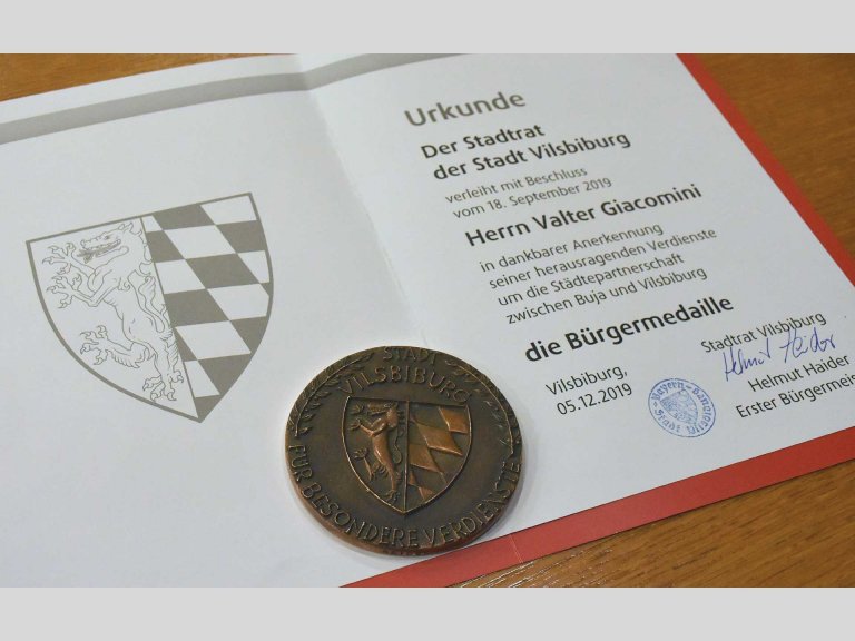 Grossansicht in neuem Fenster: Träger der Bürgermedaille 2019 -  Valter Giacomini - Urkunde und Medaille