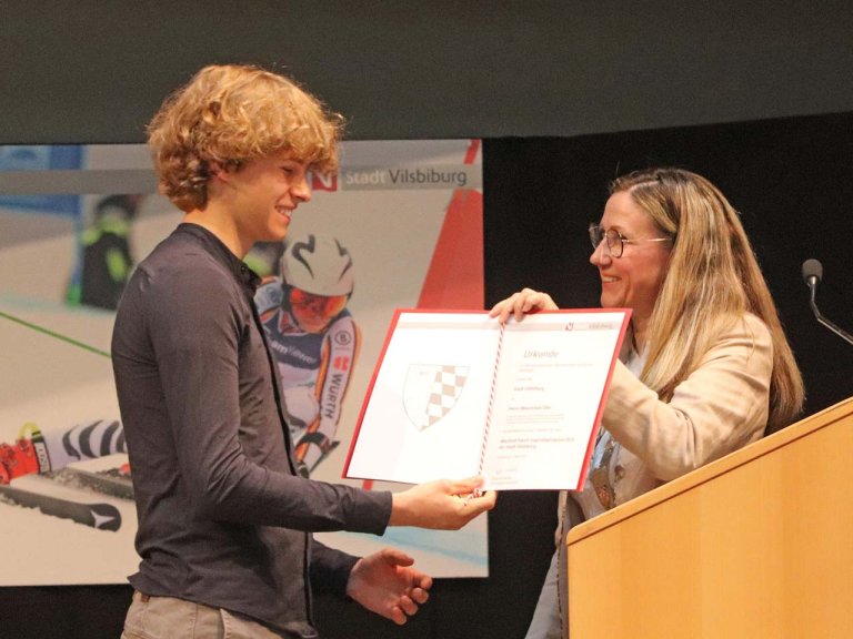 Manfred-Paech-Jugendsportpreis 2020 - Maximilian Eller erhält aus den Händen von Bürgermeisterin Sibylle Entwistle eine Urkunde.