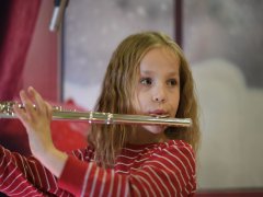 Veronika Speil, voll konzentriert beim Flötenspiel