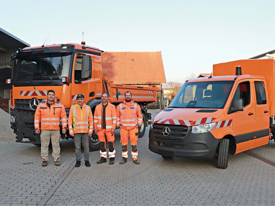 Die beiden Fahzeugführer Karl Heinz Braunstein (li.) und Dominik Lehrhuber (re.) mit den beiden Leitern des Stadtbauhofs Robert Wirthmüller und...