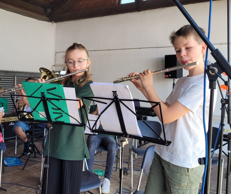 Grossansicht in neuem Fenster: Sommerfest11 Grossansicht in neuem Fenster: Sommerfest11